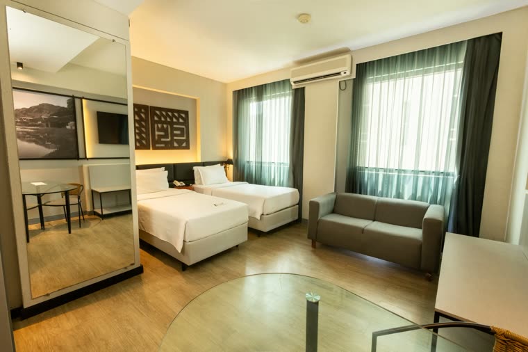 Apartamento superior com sofá e área de estar