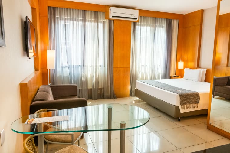 Apartamento standard com mesa de trabalho